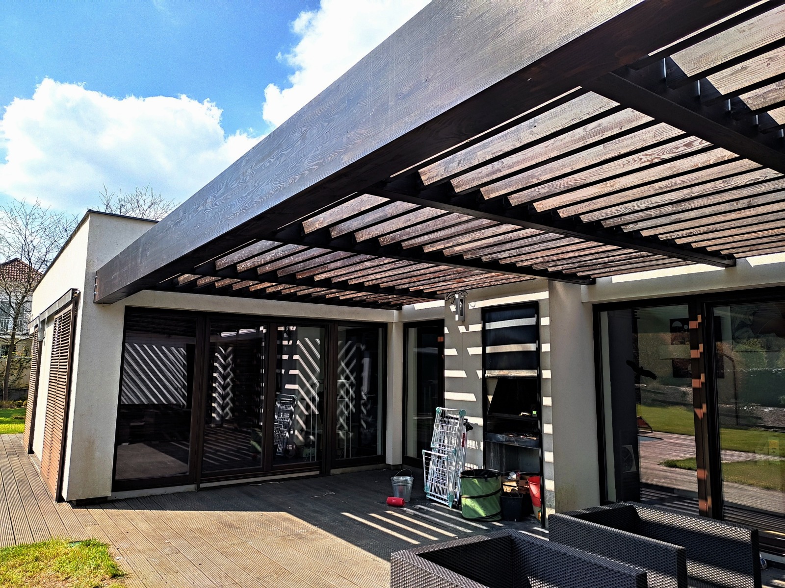 Masivní pergola z modřínových BSH hranolů bez zastřešení