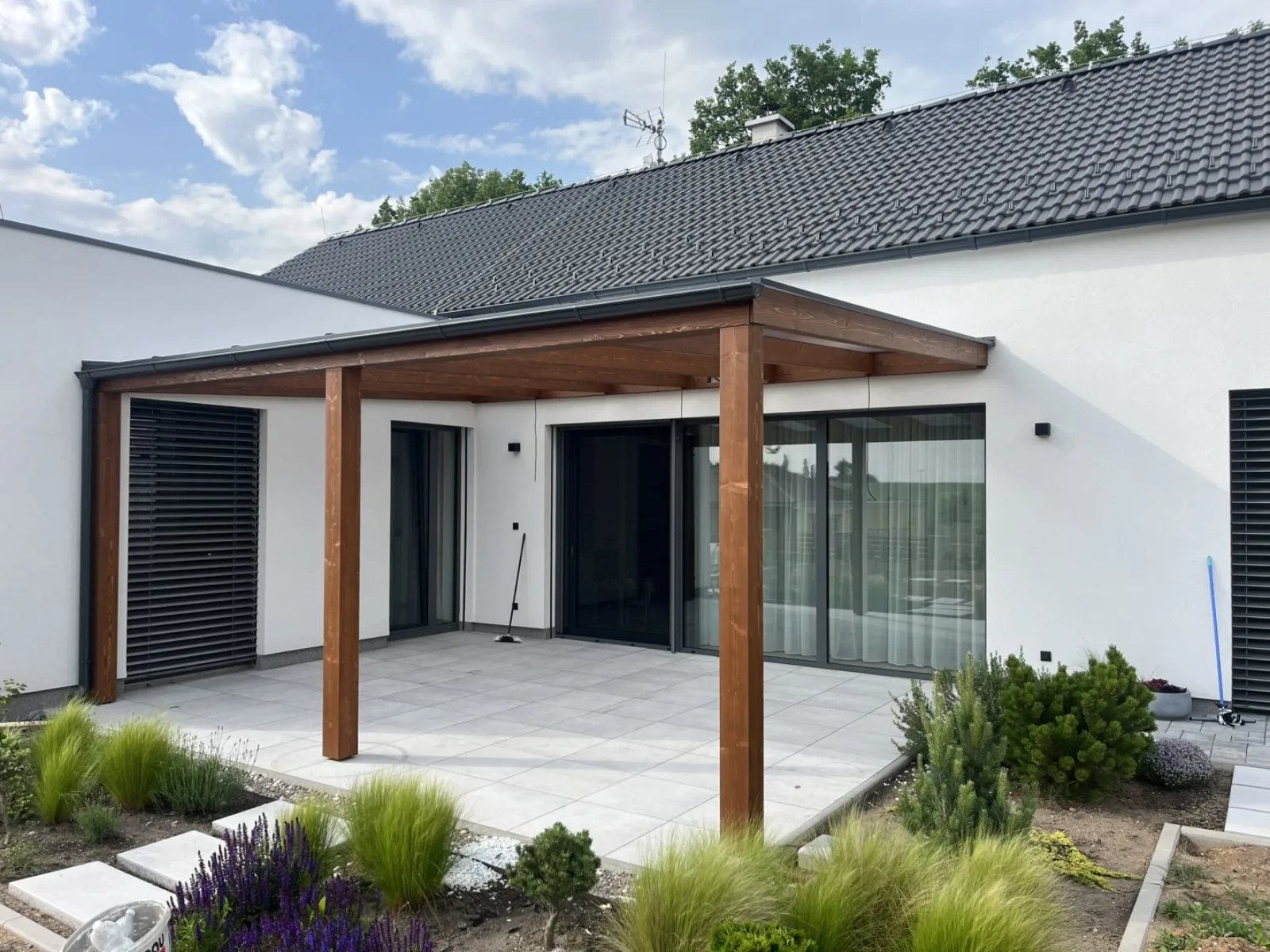 Pergola na míru u rodinného domu