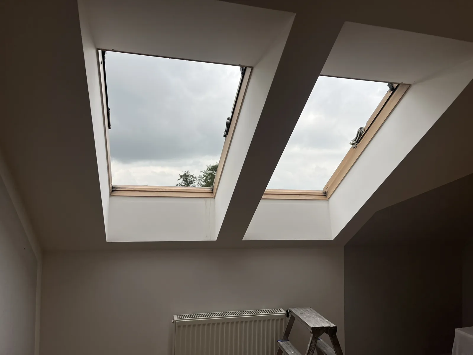 Osazené střešní okno Velux v interiéru